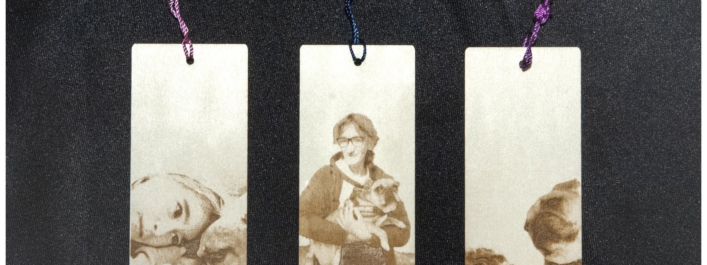 Puntos de libro de madera con fotos grabadas a láser para clientes de Cardedeu
