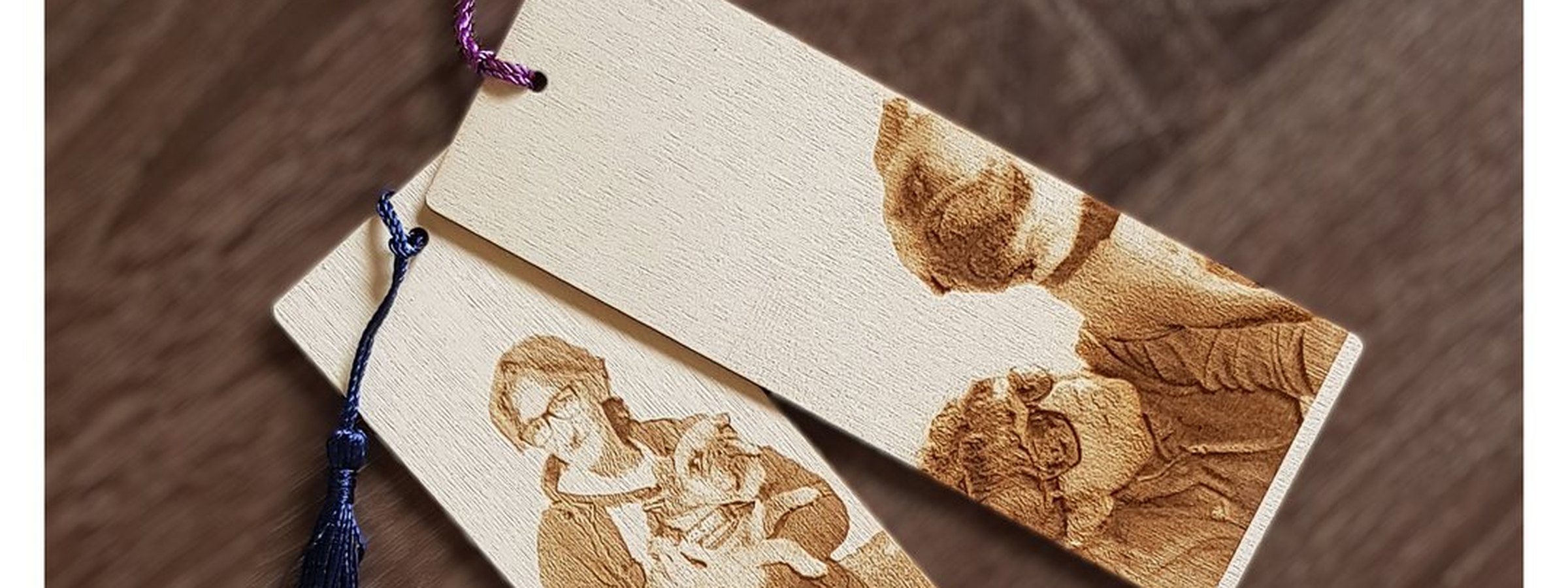 Puntos de libro de madera con retratos grabados a láser para clientes de Mataró