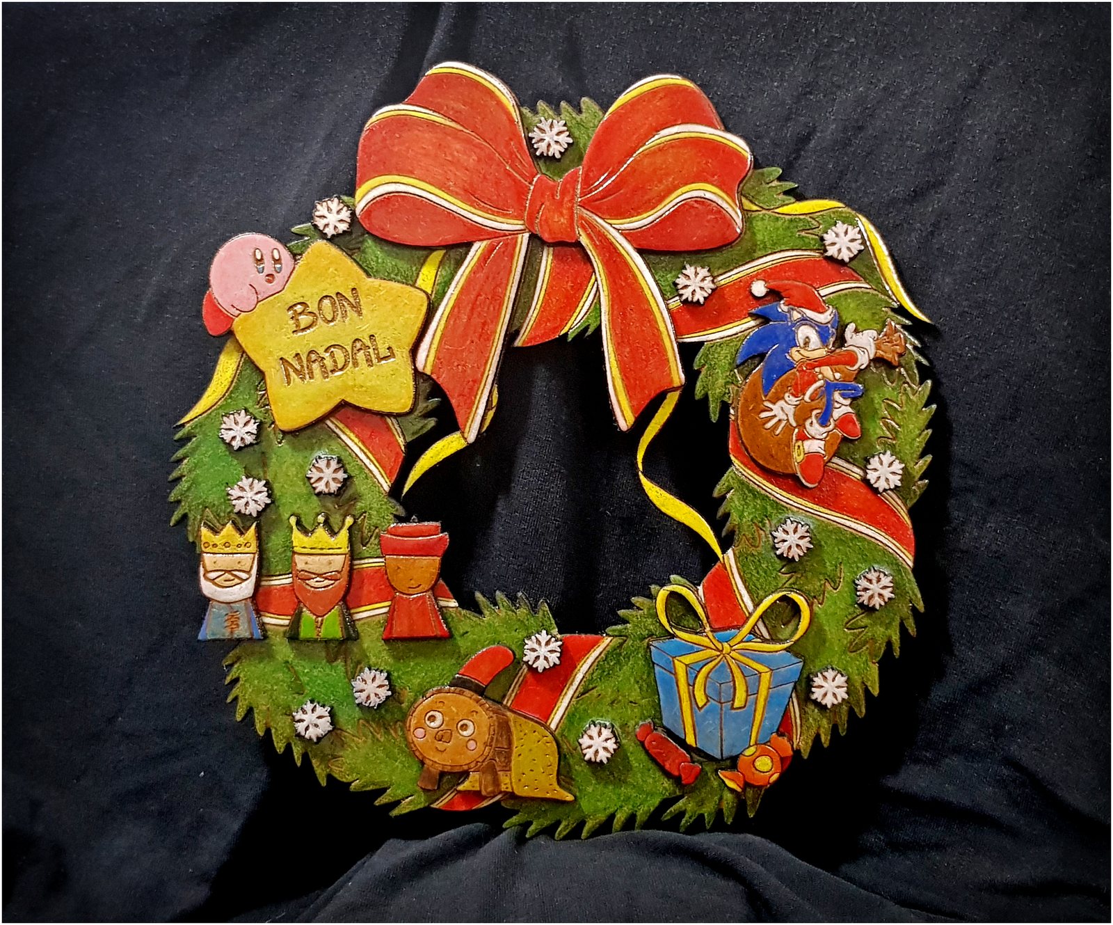 Corona de Navidad de madera cortada a láser y pintada a mano