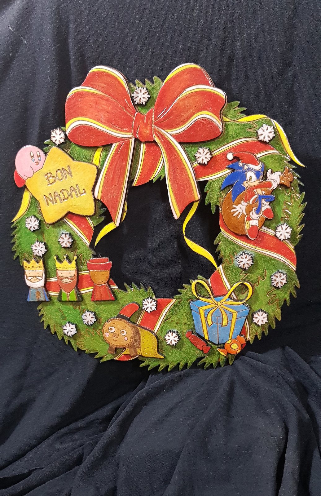 Corona de Navidad de madera cortada a láser y pintada a mano