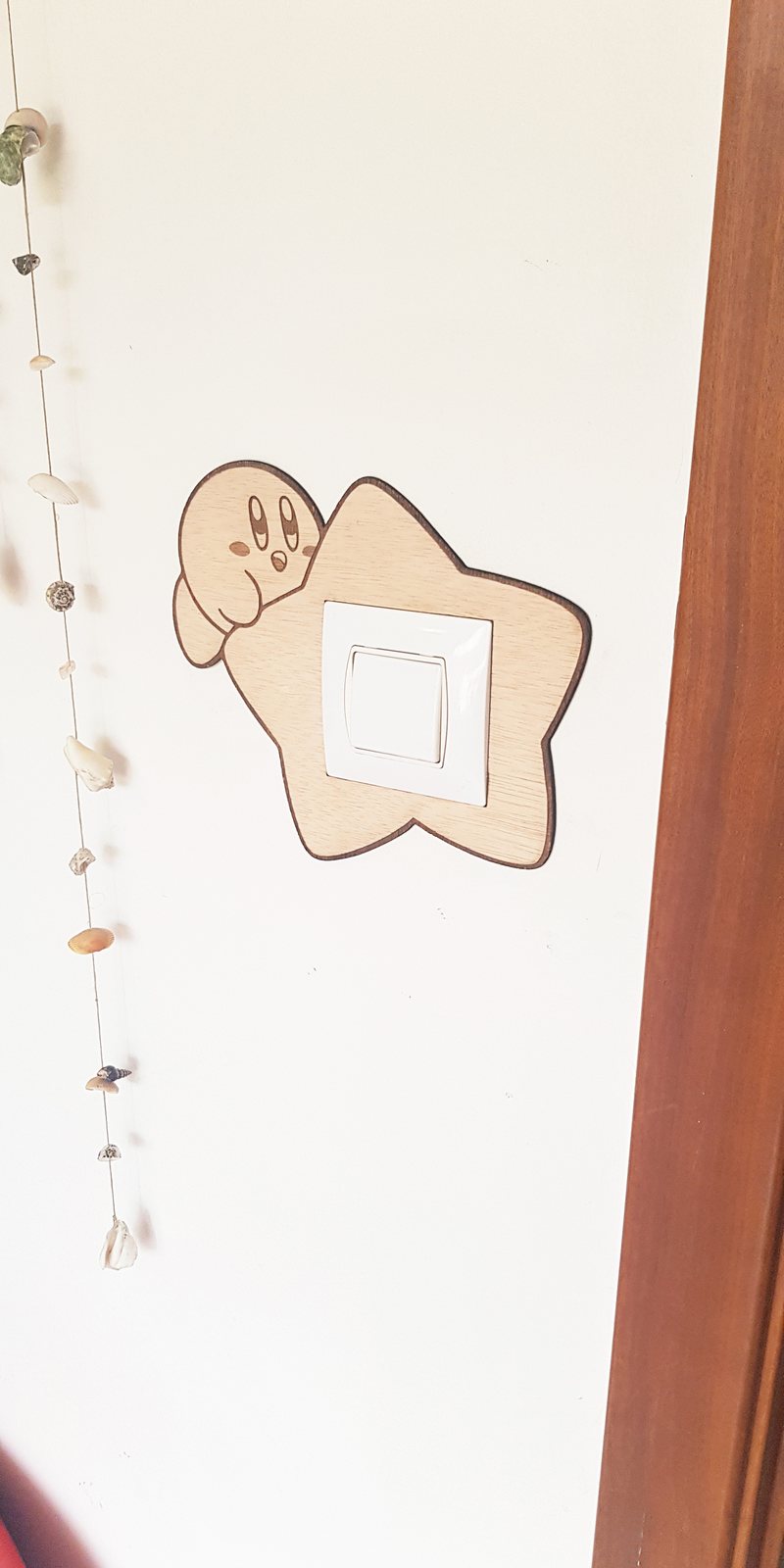 Embellecedor de enchufe de madera cortado a láser colocado en la pared
