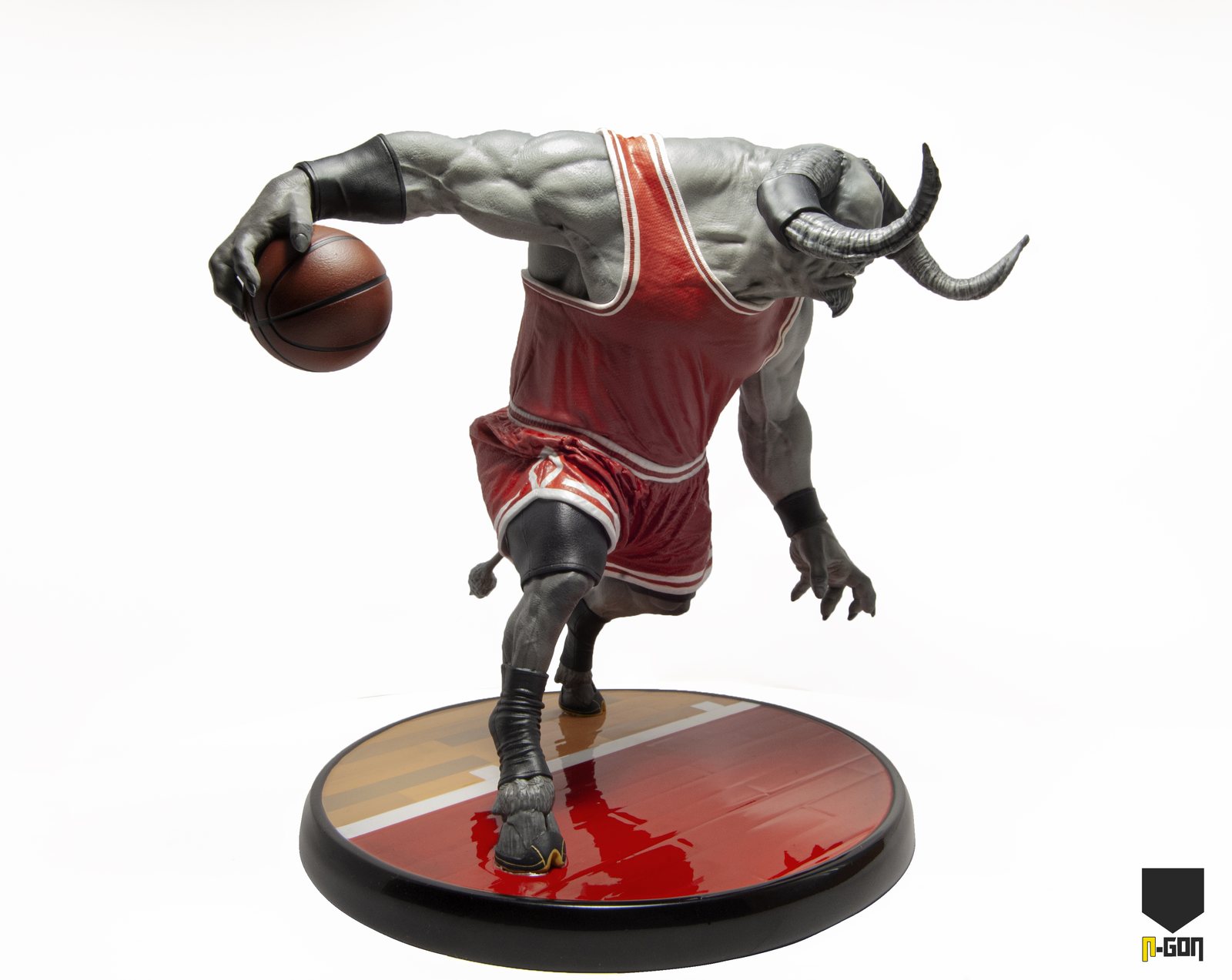 Figura deportiva impresa en 3D sobre peana decorativa