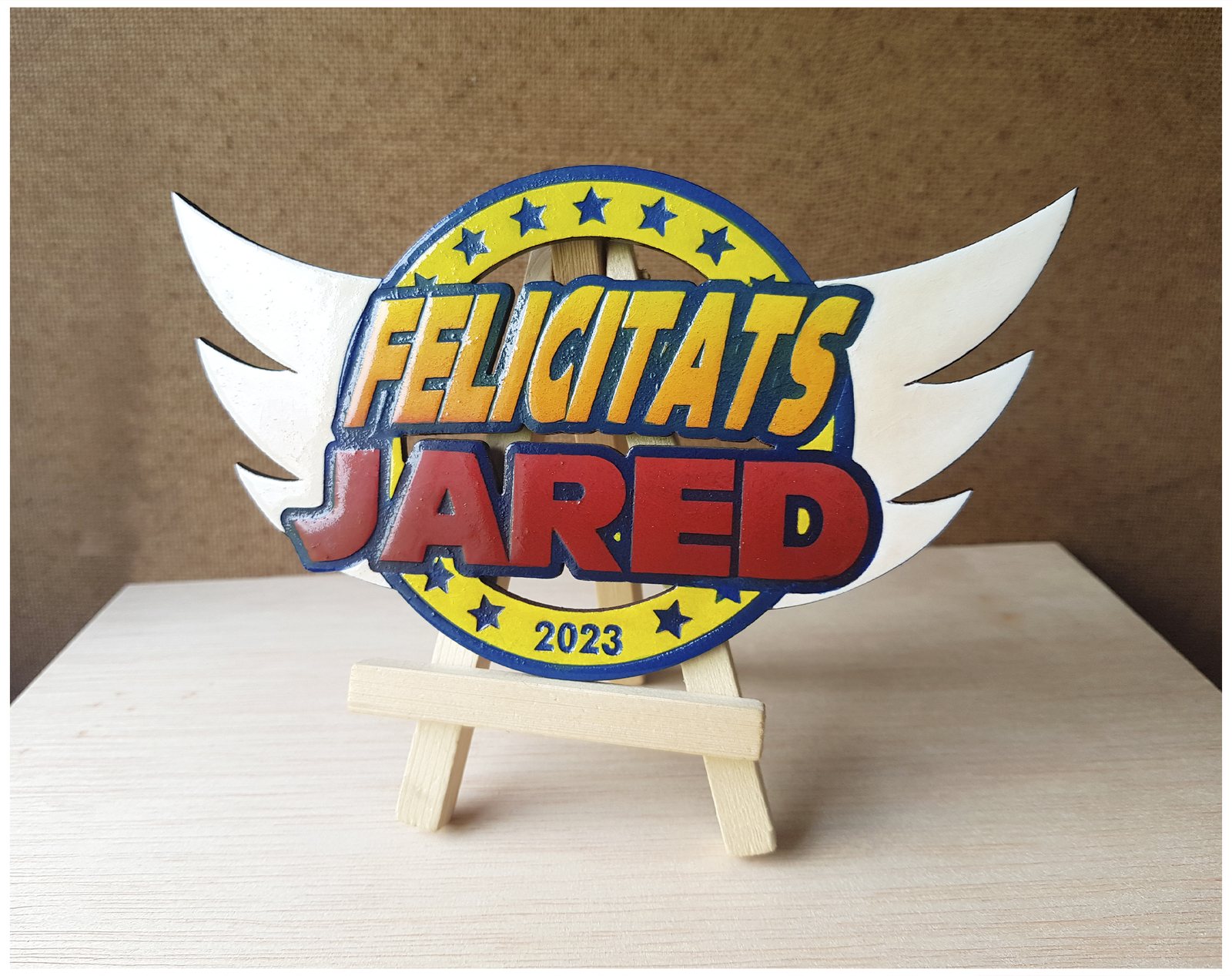 Letrero de madera cortado a láser con un nombre pintado