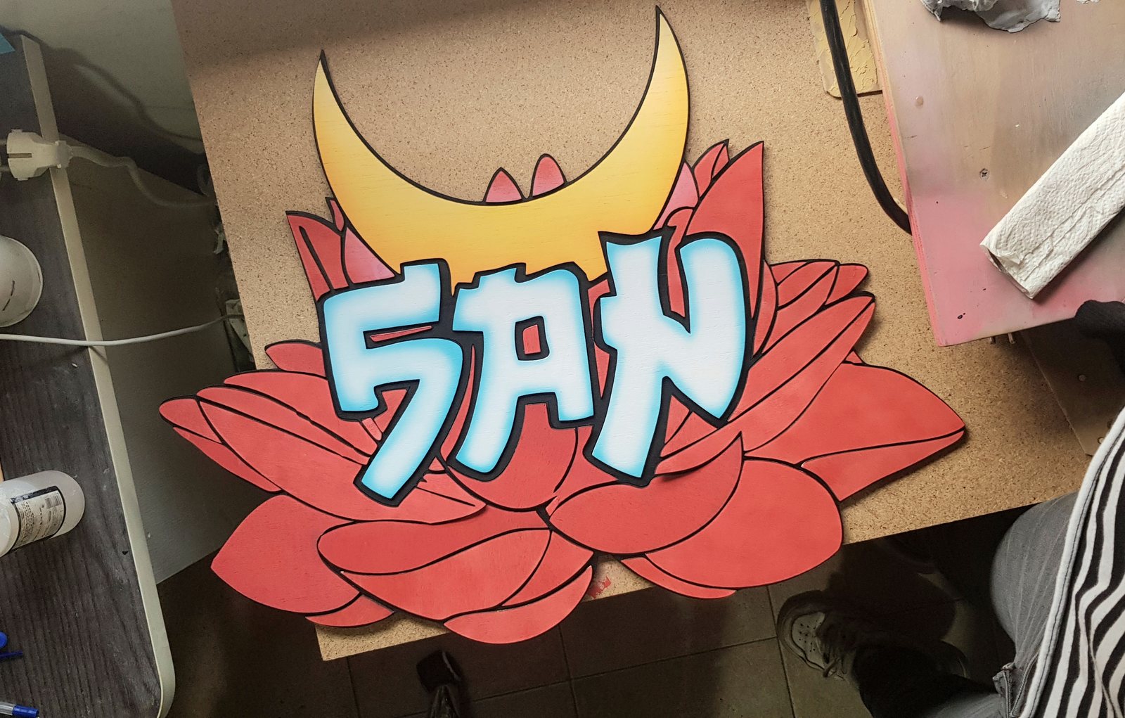 Letrero de madera cortado a láser y pintado para un comercio