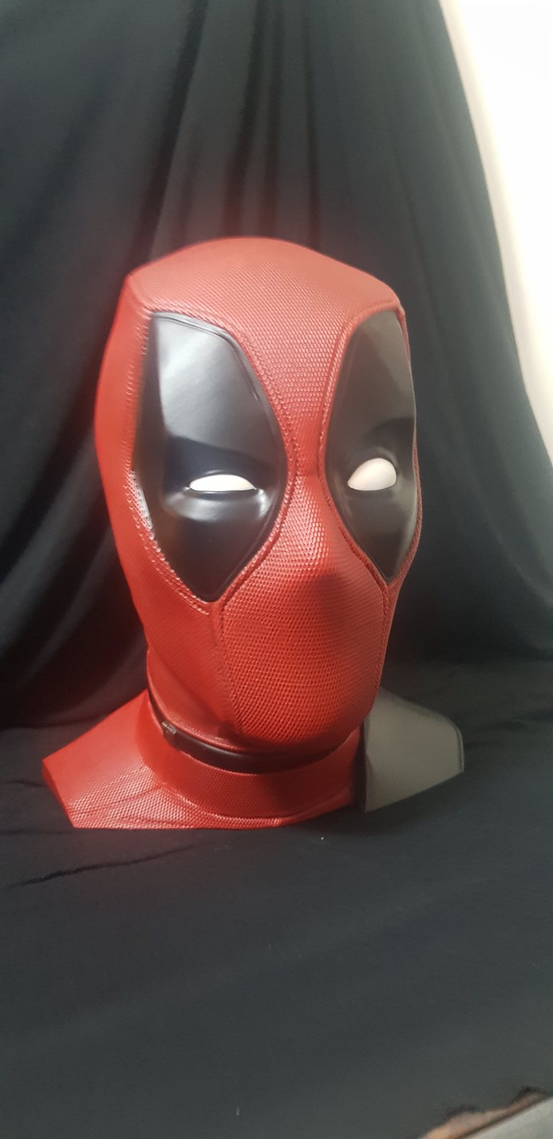 Mascara de cosplay impresa en 3D y pintada a mano