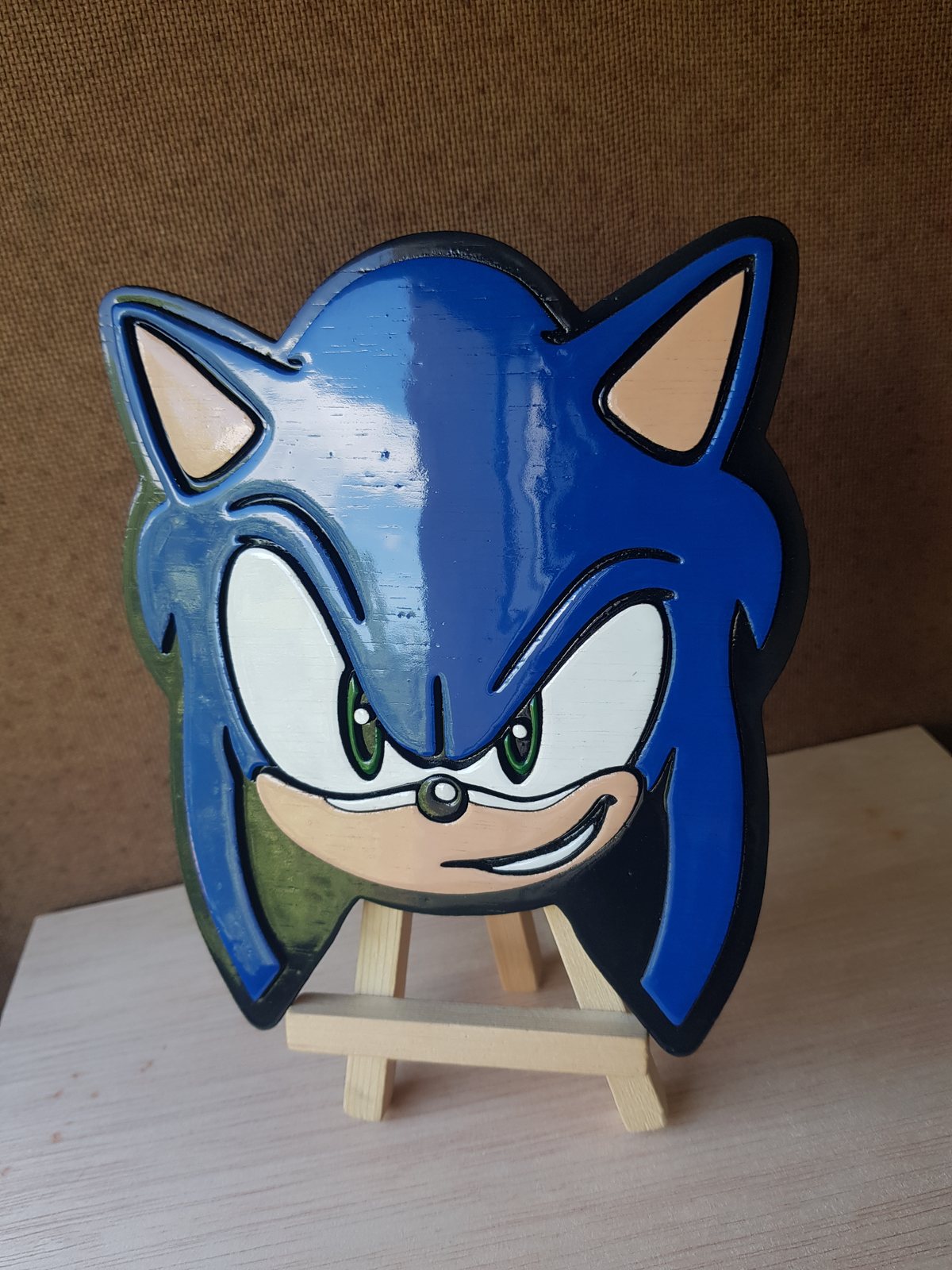 Pieza decorativa de madera cortada a láser y pintada