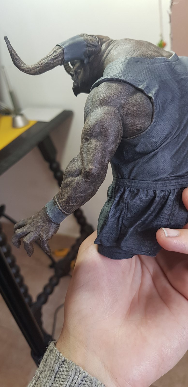 Pieza impresa en 3D sostenida en la mano para ver su tamano real