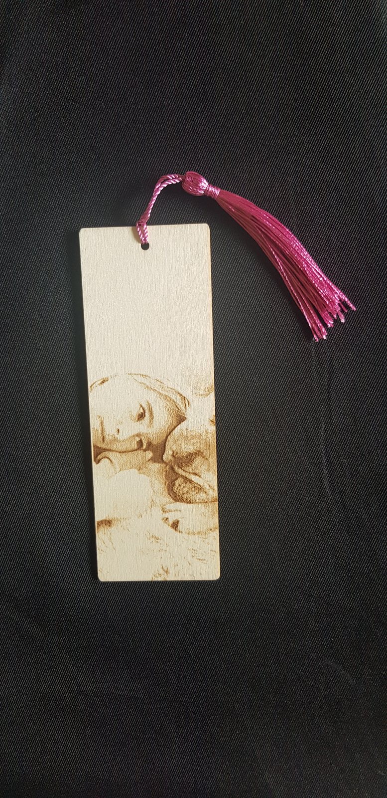 Punto de libro de madera con una foto grabada a láser
