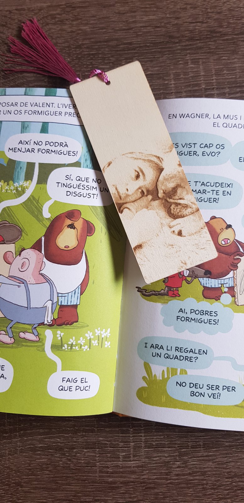 Marcapáginas de madera con una foto grabada a láser